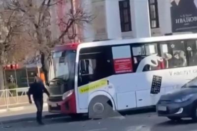 В Рязани на площади Театральной столкнулись легковушка и автобус